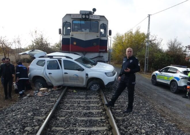 Malatya’da hafif ticari araca yük treni çarptı: 2 yaralı